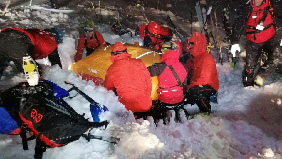 Alpy postihly laviny. Lyžař v Rakousku pod sněhem přežil pět hodin
